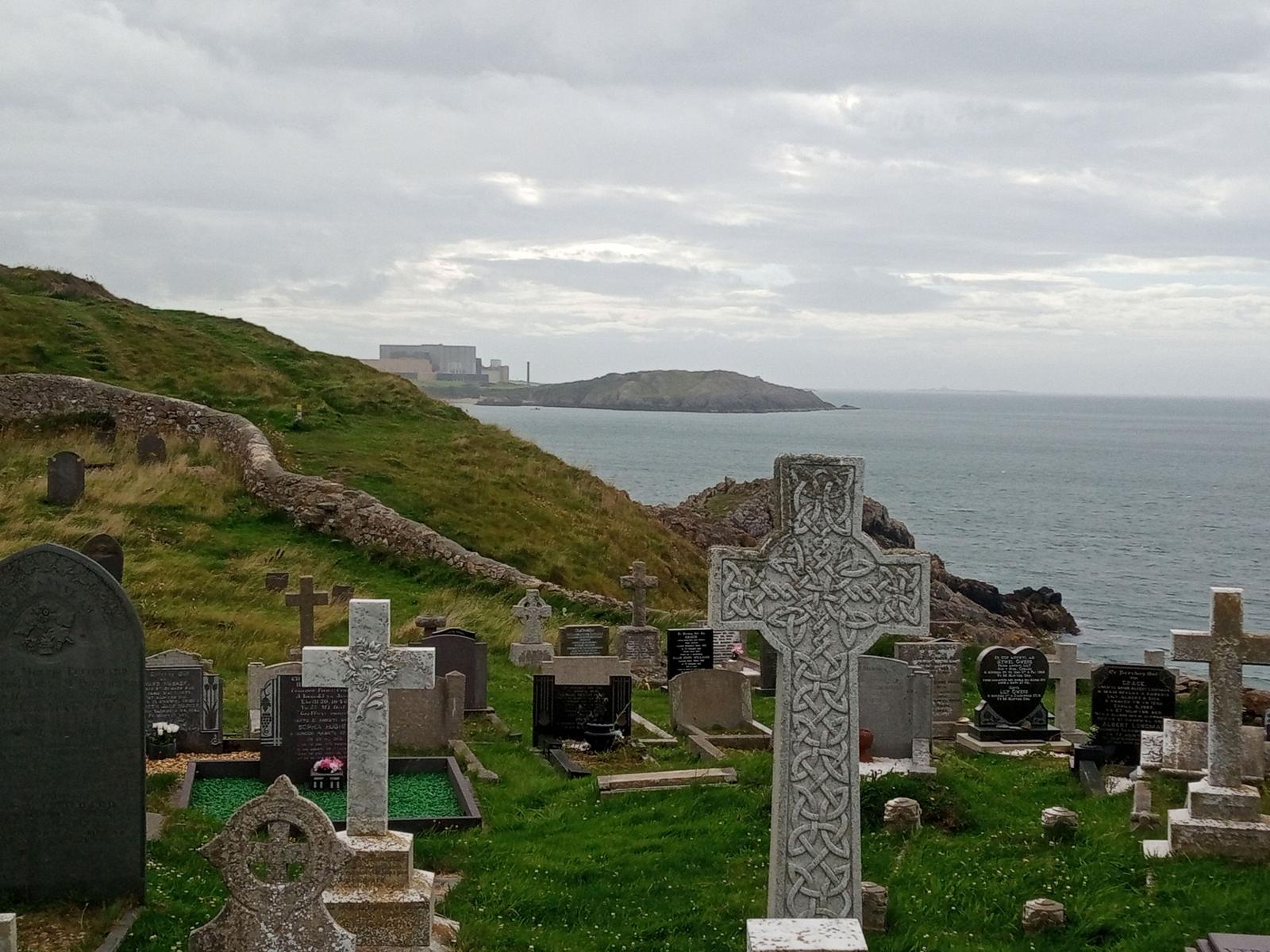 Golygfa o fynwent eglwys Llanbadrig
